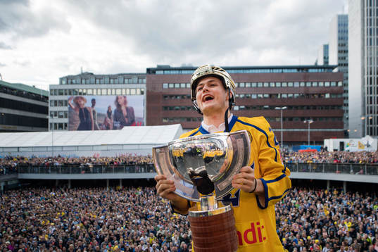 William Nylander lyfter pokalen på Sergels torg när