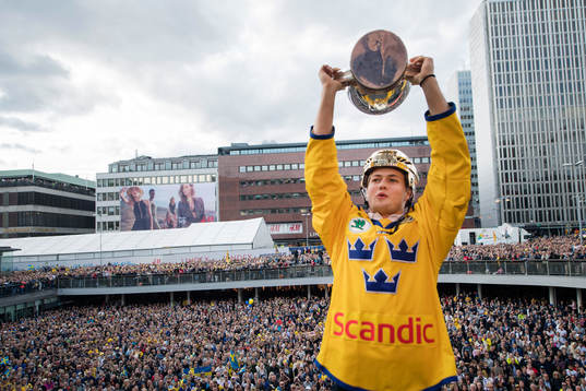 William Nylander lyfter pokalen på Sergels torg när