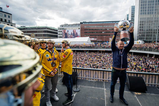 Förbundskapten Rikard Grönborg lyfter pokalen på Sergels