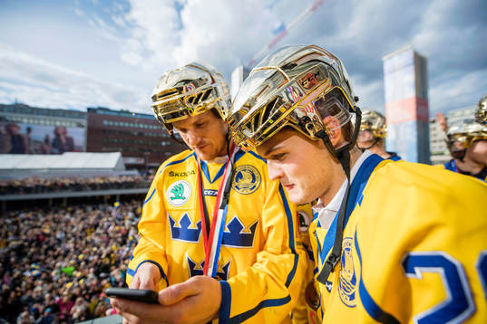 Jonas Brodin och William Nylander på Sergels torg när