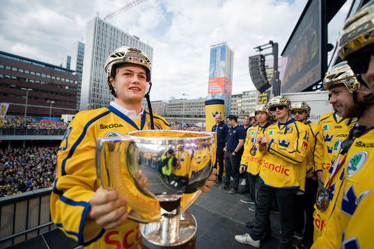 William Nylander lyfter pokalen på Sergels torg när