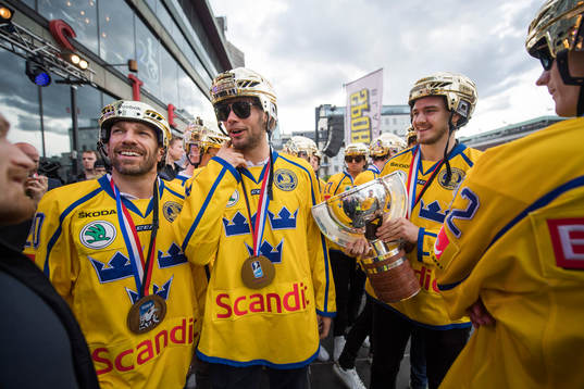 Joel Lundqvist, målvakt Eddie Läck och Dennis Everberg