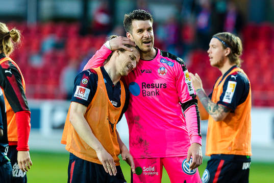 Helsingborgs Jesper Lange och målvakt Matt Pyzdrowski jublar