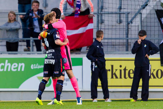 Helsingborgs Martin Christensen och målvakt Matt Pyzdrowski jublar efter 2-1 målet