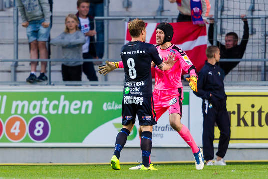Helsingborgs Martin Christensen och målvakt Matt Pyzdrowski jublar efter 2-1 målet