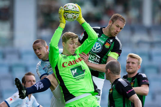 Gefles målvakt Viktor Frodig tar ned ett inlägg