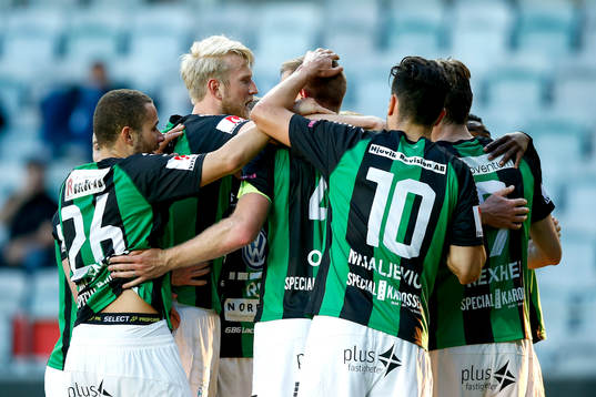 GAIS Steven Old jublar med lagkamrater