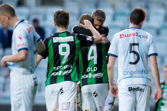 GAIS Steven Old jublar och omfamnas av Erik Westermark efter 1-0
