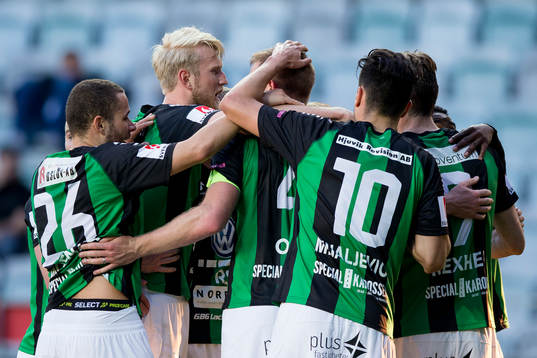 GAIS Steven Old jublar och omfamnas