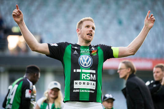 GAIS Steven Old jublar framför klacken