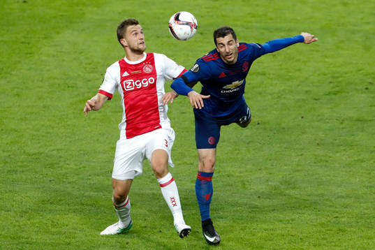 Ajax Joël Veltman och Manchester Uniteds Henrikh Mkhitaryan i nickduell
