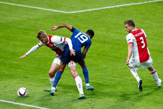 Ajax Joël Veltman ser Matthijs de Ligt och Manchester Uniteds Marcus Rashford i närkamp