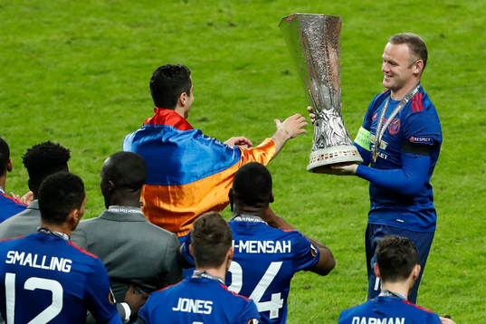 Manchester Uniteds Wayne Rooney jublar med pokalen