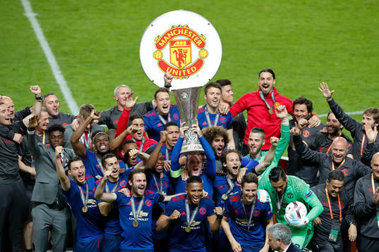 Manchester Uniteds spelare med Zlatan Ibrahimovic jublar med pokalen
