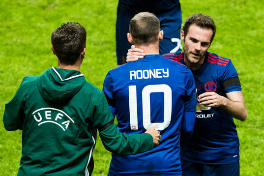 Manchester Uniteds Wayne Rooney byter med Juan Mata