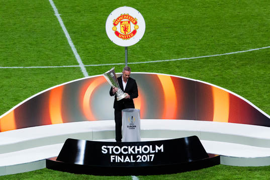 Patrik Andersson med pokalen innan prisceremonin