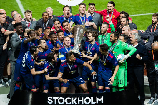 Manchester Uniteds Wayne Rooney håller upp pokalen och jublar tillsammans med sina lagkamrater där ibland Zlatan Ibrahimovic