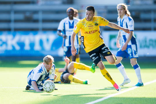 Elfsborgs Oscar Iglicar Berntsson tar sig förbi IFK