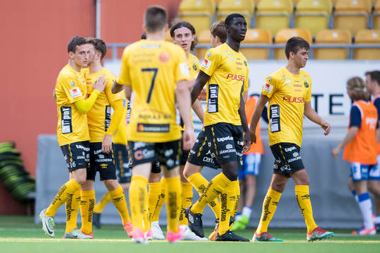 Elfsborgs Arian Kabashi jublar med övriga i laget