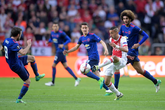 Manchester Uniteds Juan Mata och Marouane Fellaini utmanas