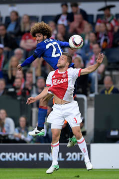Manchester Uniteds Marouane Fellaini i nickduell med Ajax Joël Veltman