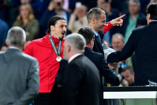 Manchester Uniteds Zlatan Ibrahimovic jublar med medaljen kring halsen