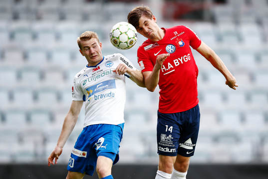Värnamos Freddy Winst i nickduell med Örgrytes Daniel Paulson