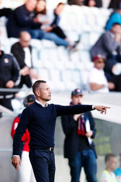 Örgrytes tränare Marcus Lantz gestikulerar