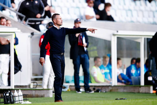 Örgrytes tränare Marcus Lantz gestikulerar