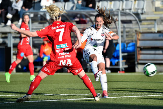 Örebros Elin Johansson i kamp om bollen med Rosengårds