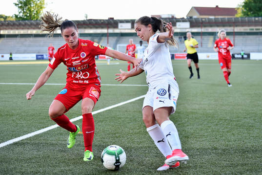 Örebros Hanne Gråhns i kamp om bollen med Rosengårds