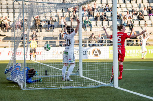 Rosengårds Ella Masar McLeod och Lina Nilsson jublar efter 1-1 medan Örebros målvakt Carola Söberg och Marina Pettersson-Engström är förtvivlade