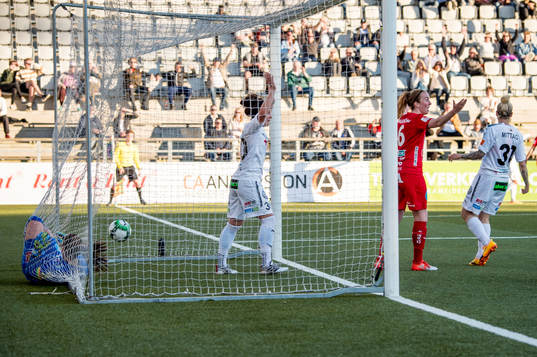 Rosengårds Ella Masar McLeod och Lina Nilsson jublar efter 1-1 medan Örebros målvakt Carola Söberg och Marina Pettersson-Engström är förtvivlade