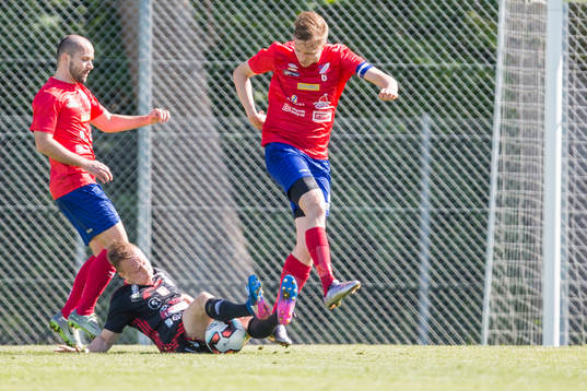 Höganäs Kastriot Sogojeva och Fredrik Gasslander försöker stoppa Assyriskas spelare