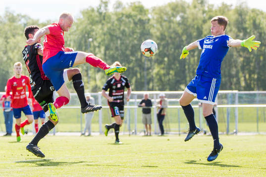 Höganäs Niklas Hermansson skjuter mot Assyriskas målvakt Pontus Wik