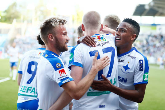 Norrköpings Nicklas Bärkroth, Karl Holmberg och Niclas Eliasson jublar efter Karl Holmberg gjort 3-1