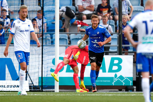 Halmstads Alexander Ruud Tveter springer med bollen mot