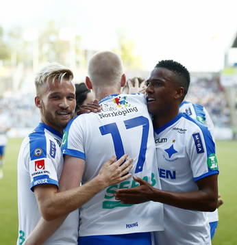 Norrköpings Kalle Holmberg jublar efter mål 3-1 , Nicklas Bärkroth till vänster och Niclas Eliasson till höger,