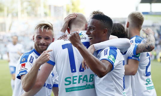 Norrköpings Kalle Holmberg jublar efter mål 3-1 , Nicklas Bärkroth till vänster och Niclas Eliasson till höger,