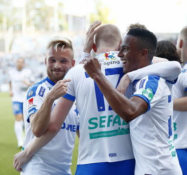 Norrköpings Kalle Holmberg jublar efter mål 3-1 , Nicklas Bärkroth till vänster och Niclas Eliasson till höger,
