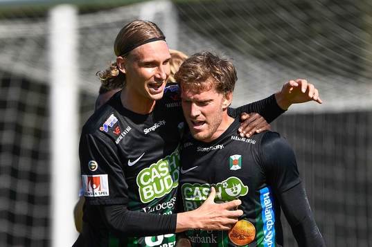 Varbergs Eric Nilsson och Karl Söderström jublar efter självmål till 2-0