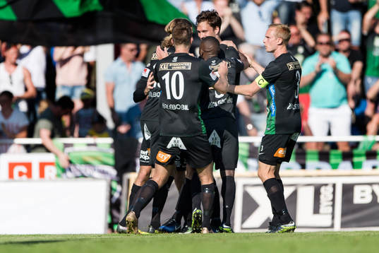 Varbergs Peter Nyström har gjort 3-3 och spelarna jublar