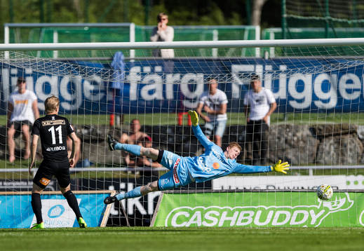 Varbergs målvakt Joakim Wulff ser bollen gå in till 3-4