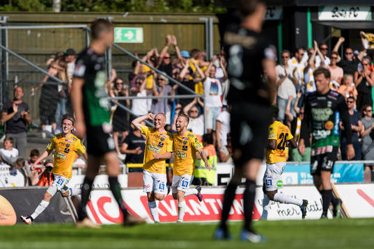 Falkenbergs Christoffer Carlsson har gjort 3-5 och jublar