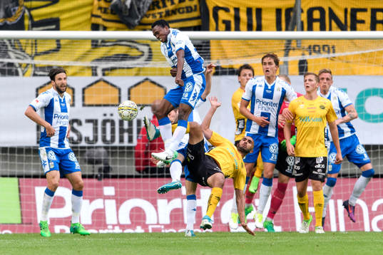 IFK Göteborgs Lawson Sabah bryter bollen framför