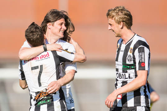 Landskronas tränare Agim Sopi jublar med spelare