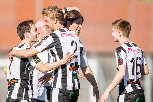 Landskronas tränare Agim Sopi jublar med spelare