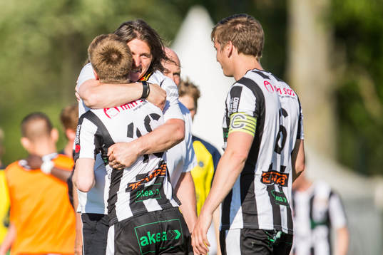 Landskronas tränare Agim Sopi jublar med Dennis Olofsson