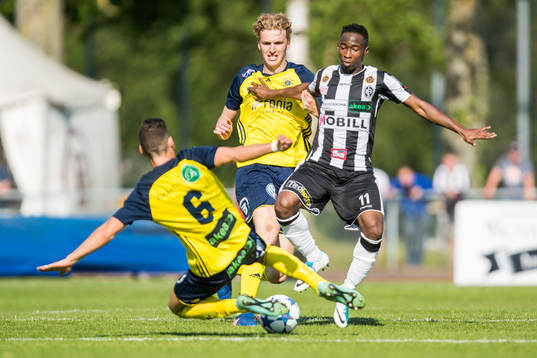 Ängelholms Daniel Alexander Bennassar Nilsson (ryggen mot