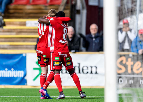 Piteås Gustav Nordh (v) jublar tillsammans med Samuel Naiwo (h) efter 3-2 målet